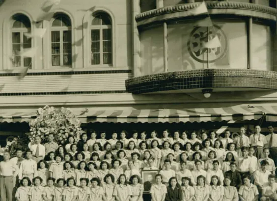 写真：百貨店の正面入り口前に整列している多数の従業員