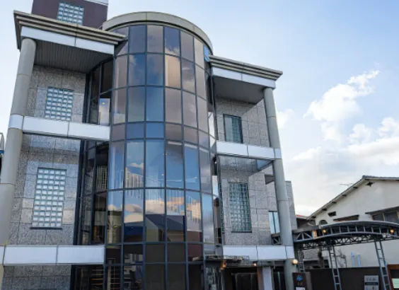 写真：彩苑若宮斎場正面入り口