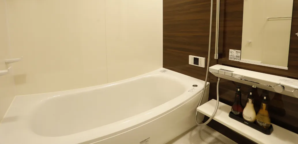 写真：広い浴槽の浴室