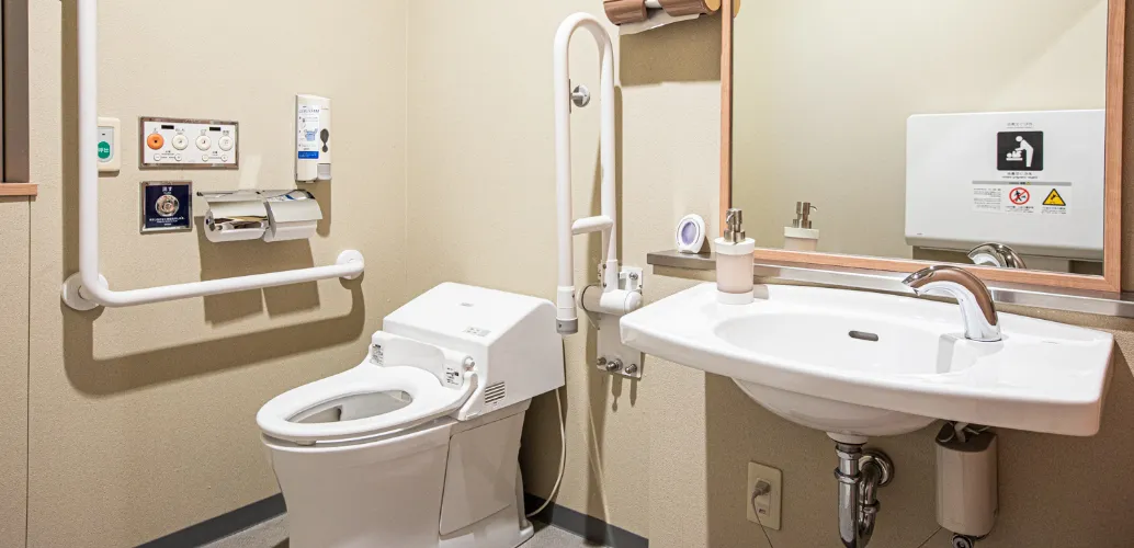 写真：手すりやおむつ替えの台がある広いトイレ